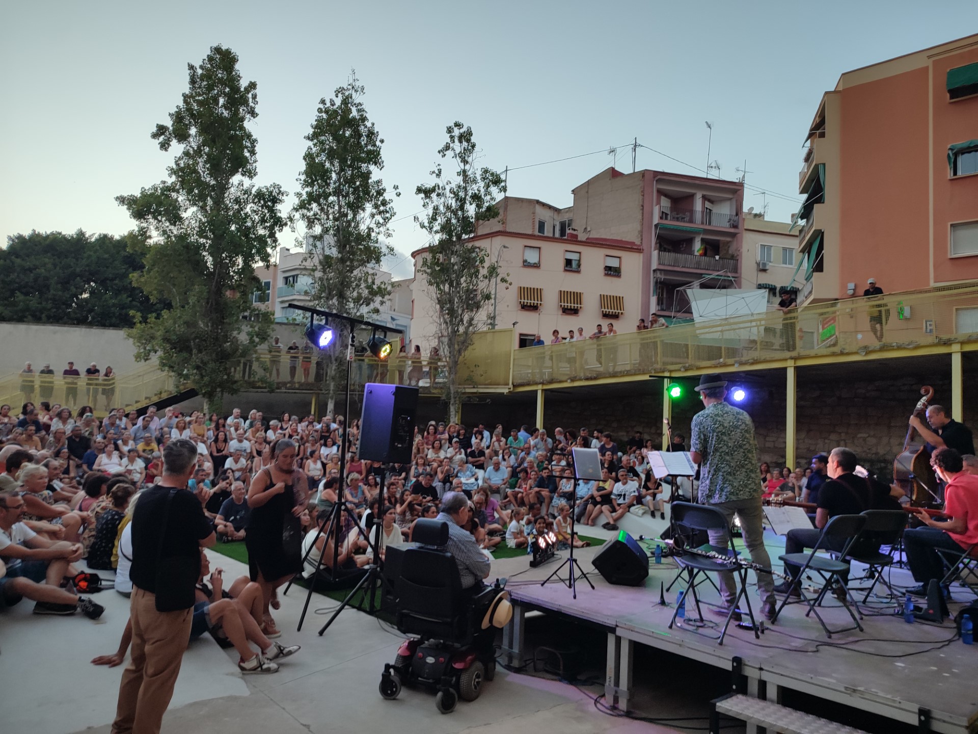 Jazz en Las Cigarreras, risas en el Castillo y fiestas en las urbanizaciones de la zona de playas
