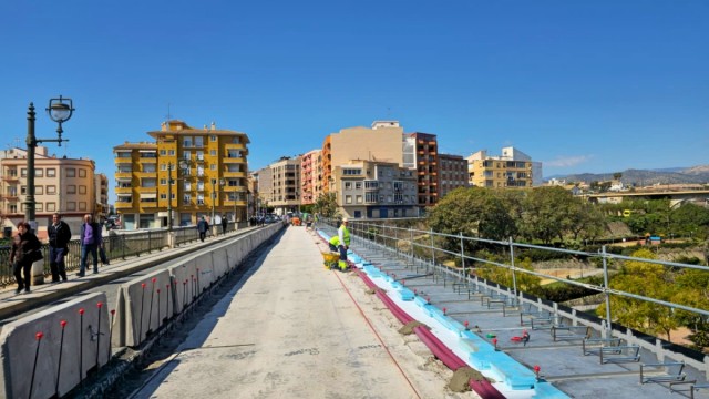 La Vila Joiosa avanza en las obras del puente sobre el río Amadorio con la colocación de las placas de hierro
