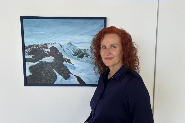 La cartagenera María Carrión lleva al óleo su experiencia en los paisajes nevados de Sierra Nevada: expone en El Luzzy