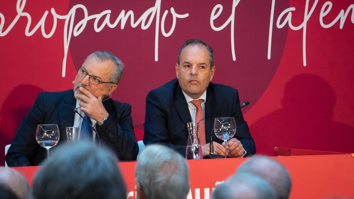 La conferencia del general Demetrio Muñoz en la Cámara de Comercio, en imágenes