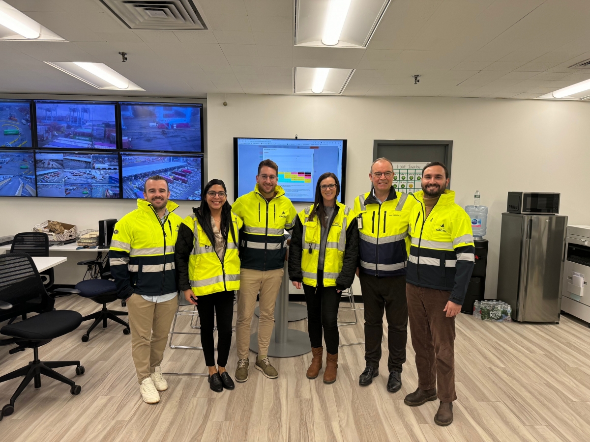 Pablo Aguirre, CEO of Stowlog, explica los beneficios de Stowlog a personal de APM Terminals - Pablo Aguirre, CEO of Stowlog, explica los beneficios de Stowlog a personal de APM Terminals