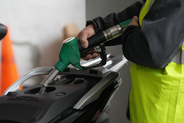 Los carburantes contienen sus subidas, pero será la Semana Santa con el diésel más caro de la historia