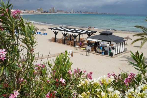 Cartagena enciende sus chiringuitos playeros para una campaña marcada por el optimismo