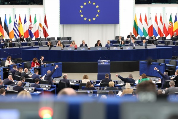 La Eurocámara valida el acuerdo comercial con EEUU con más cláusulas para proteger a la UE
