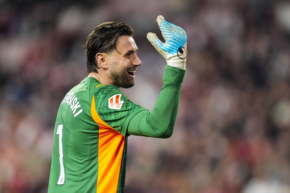 Dimitrievski, de las sombras a brillar bajo los palos del Valencia