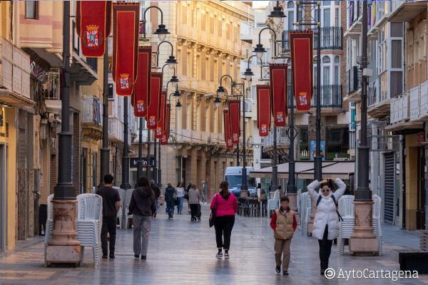 Cartagena se engalana para Semana Santa con un centenar de estandartes en sus calles principales