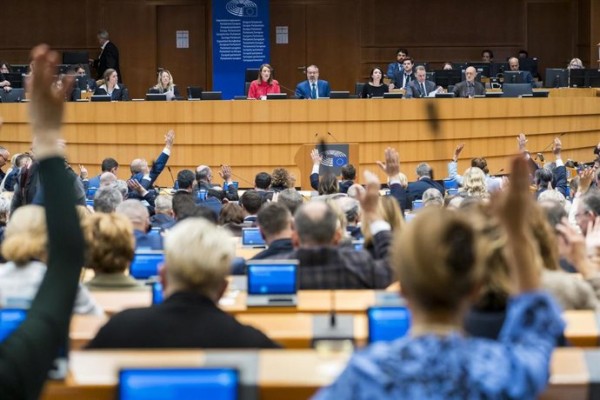 Parlamento Europeo avala ligar ventajas arancelarias a países en desarrollo a cooperar en materia migratoria