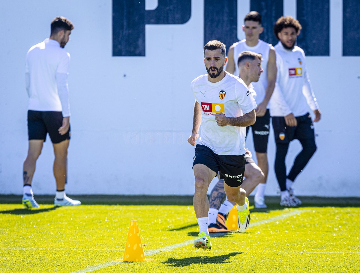 Gayà y Thierry completan una parte del último entrenamiento de la semana