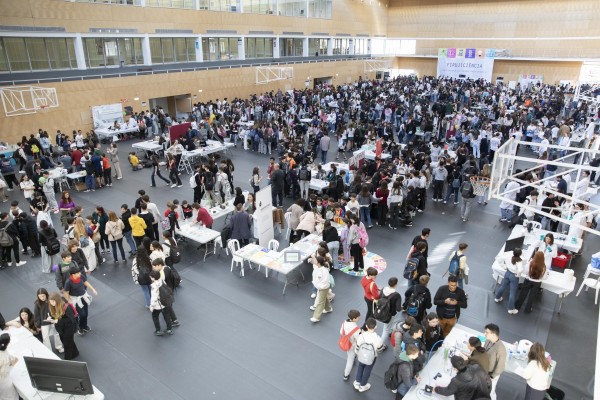 La UJI congrega a alrededor de 2.500 personas y más de 50 talleres en la XII edición de Firujiciència