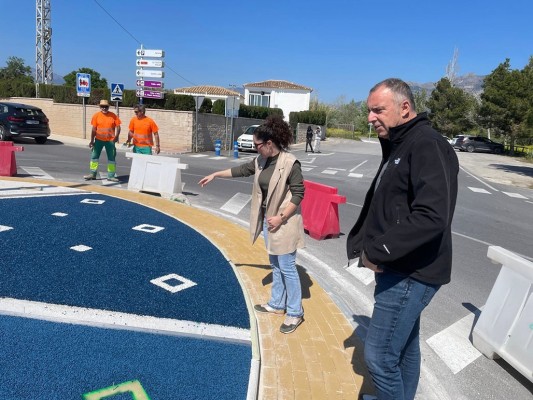 Altea crea una nueva rotonda en la intersección del aparcamiento del río con el vial contiguo