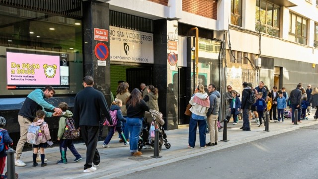 Instalan bolardos en la calle Isabel la Catòlica, solución que se aplicará en Hernán Cortés