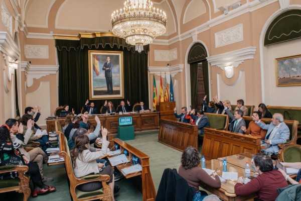 El bipartito rebate acerca de los contratos menores de Turismo y alega un 