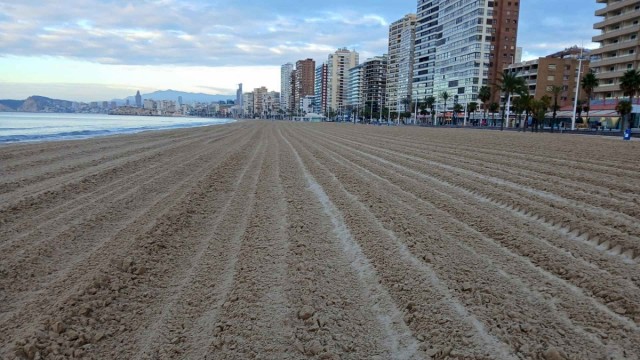 Benidorm refuerza los dispositivos de seguridad, limpieza y socorrismo en las playas ante el inicio de la Semana Santa 