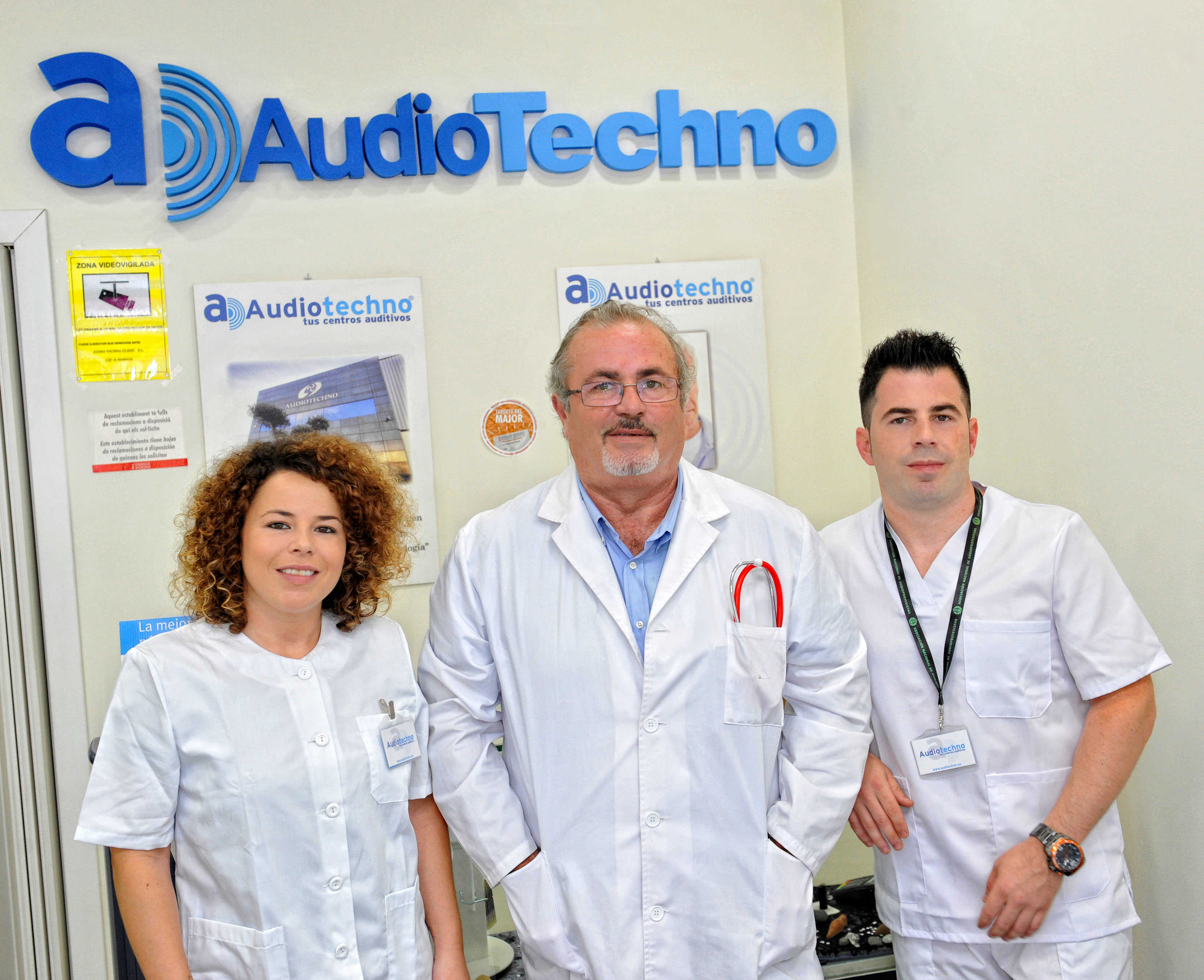 El audiólogo valenciano Paco Agulleiro (centro) con dos miembros de su equipo - 