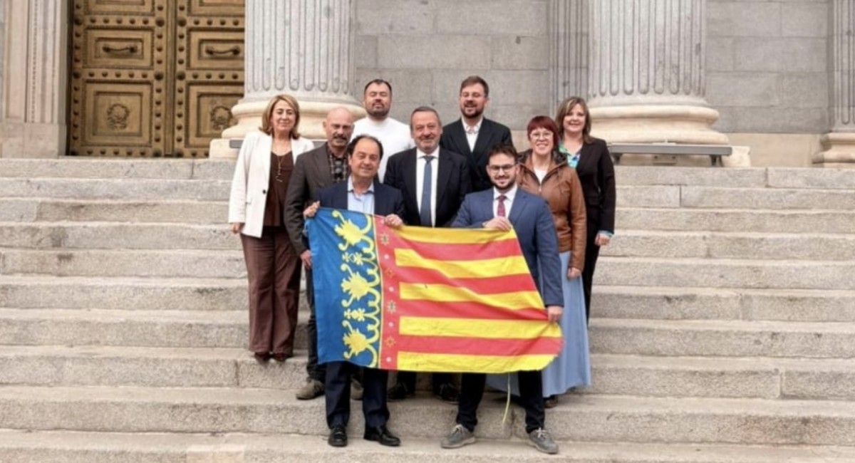 El presidente de AJV, José Ramón Chirivella, y varios diputados valencianos este jueves en el Congreso. - Foto: VP