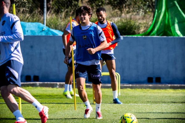 El Levante se coge tres días y medio libres y espera de vuelta después a Carlos Álvarez