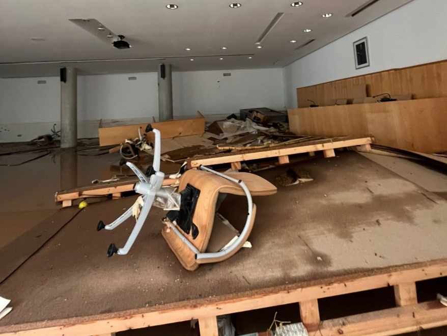 Sala de Plenos del Ayuntamiento de Sedaví tras la Dana.