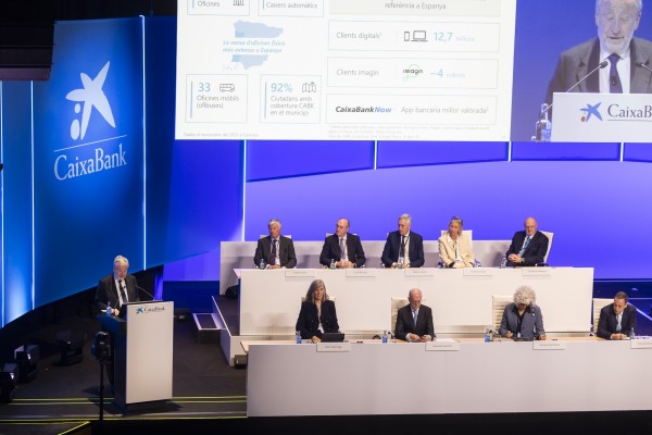 CaixaBank exhibe músculo en València y anuncia un alza del dividendo del 15% 
