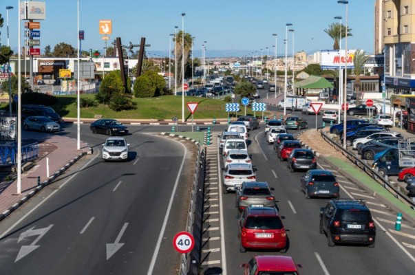 Transportes comienza a instalar los semáforos inteligentes con IA en la glorieta de Punta Prima