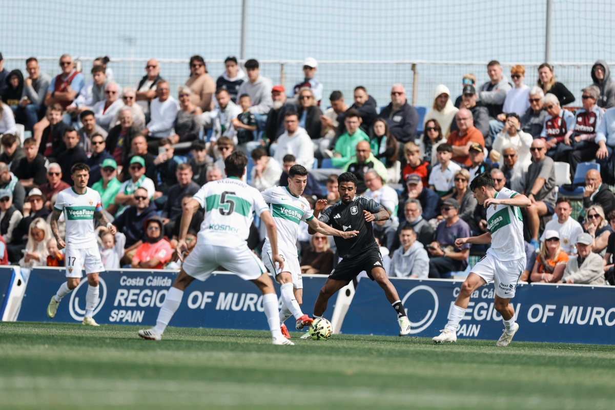 El Elche remonta ante el Aston Villa de Unai Emery en Pinatar Arena (2-1)