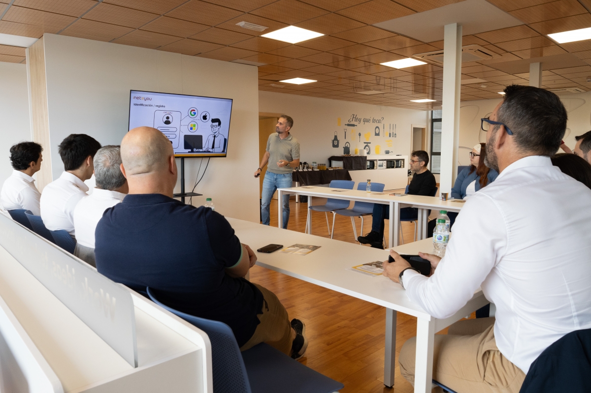 Sesión para presentar Inet2You con Eloy Alarcón. - Foto: PLAZA Sesión para presentar Inet2You con Eloy Alarcón.