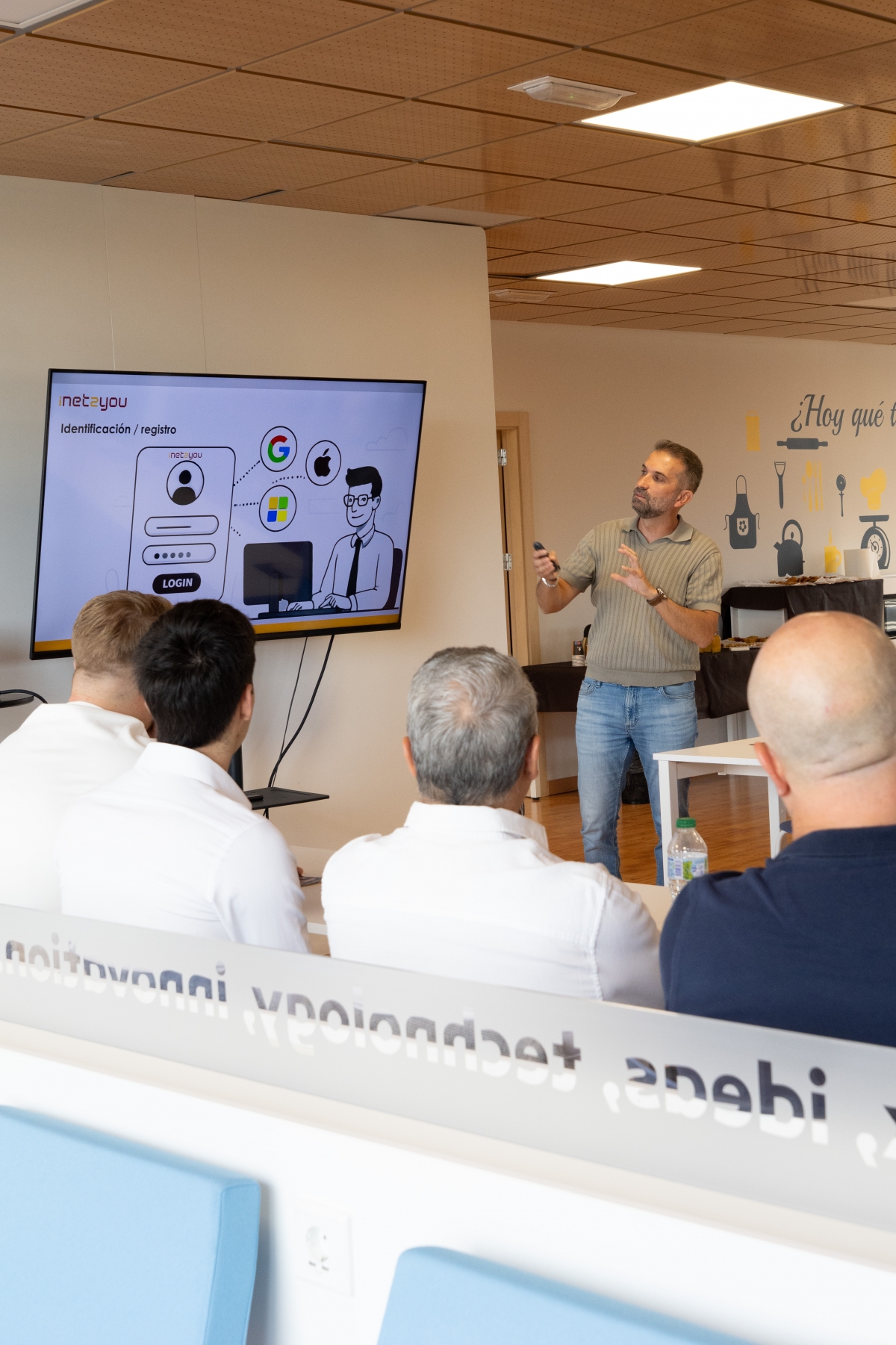 Sesión para presentar Inet2You con Eloy Alarcón. - Foto: PLAZA Sesión para presentar Inet2You con Eloy Alarcón.