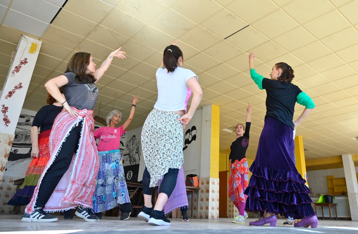 Teatro y danza | Quitarse las penas bailando: Dansa València baja del escenario y toca calle