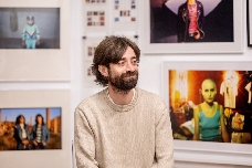 Juan Gómez Bárcena: “Las mujeres van a terapia, los hombres se meten en internet”