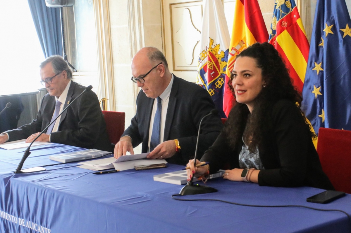 Una Revista de 'trabajo, pasión y religiosidad' abre paso a la Semana Santa de Alicante