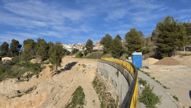 Nuevo acceso a los polígonos Santiago Payá-Sant Benet en Alcoy: sin puente y con ladera consolidada