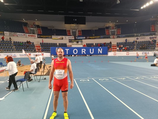  Alberto Ferrer, Florencio Martínez y María José Salmerón, en el Europeo máster en pista cubierta