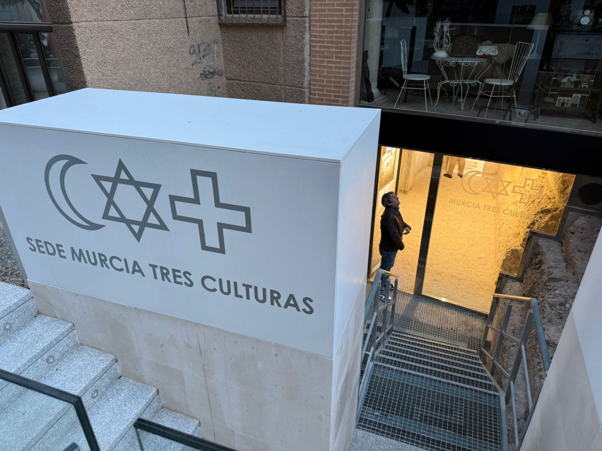 Poesía, fragancia y cerámica: la Muralla Sagasta se convierte en un pequeño Al-Ándalus en el centro de Murcia