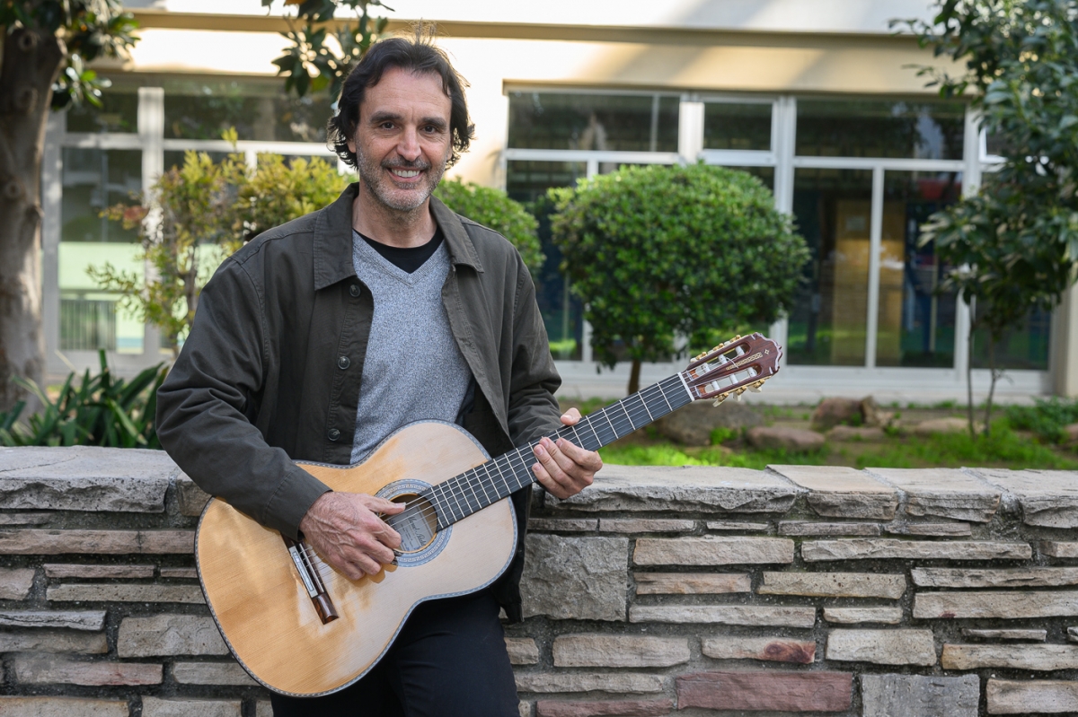 Toni y el reto de vivir de una guitarra
