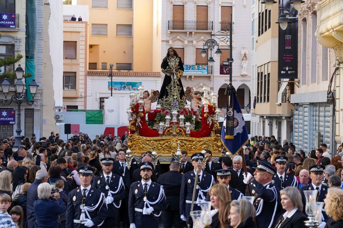 El Cristo de la Divina Misericordia recorre en Vía Crucis el casco histórico de Cartagena entre trovos y fervor
