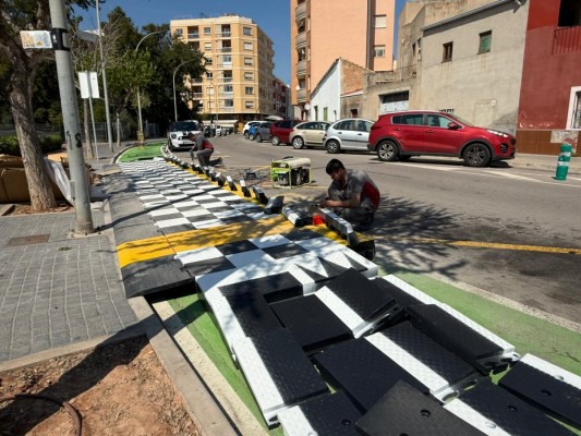 Burriana finaliza la instalación de las primeras plataformas accesibles en dos paradas de autobús
