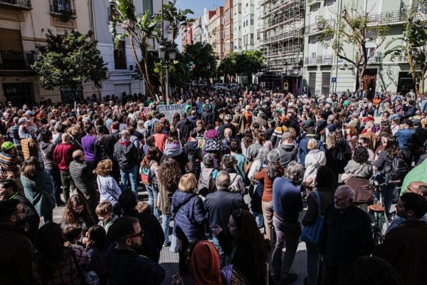 Una cadena humana rechaza la colmena de pisos turísticos en Russafa y planta cara al 