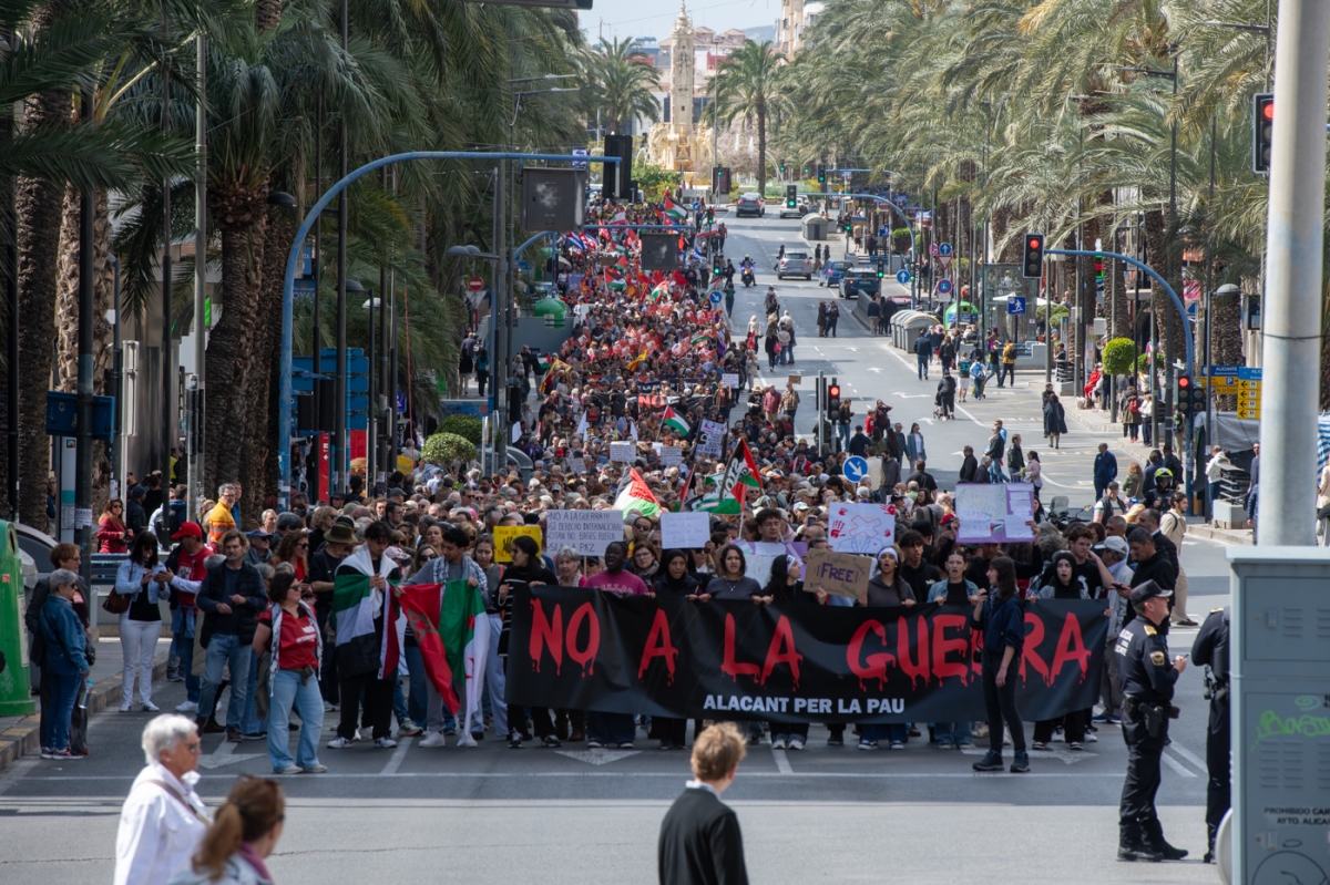 La manifestación contra la guerra en Alicante, en imágenes