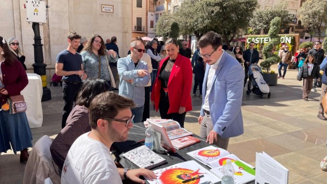 La plaza Mayor de Castelló acoge decenas de familias con el Salón del Cómic y el Libro Infantil