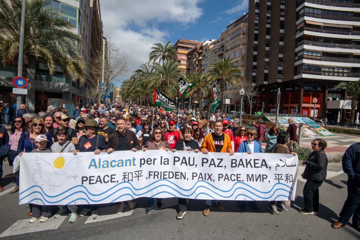 Miles de personas claman 'No a la guerra' en las calles de Alicante