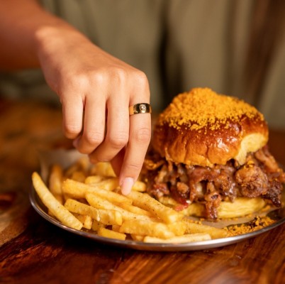 Aires Burger Bar sigue con su expansión y abre su 11º local en San Vicente