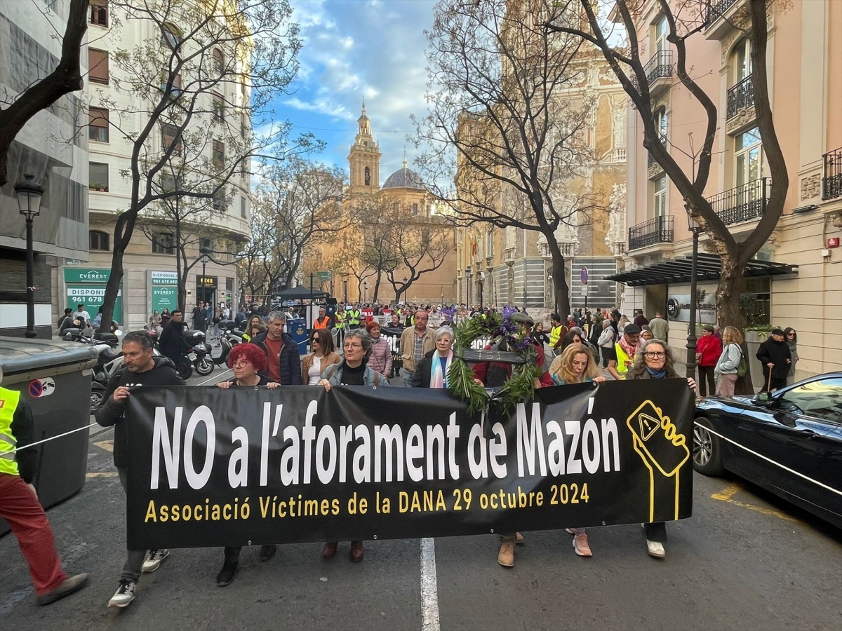 Una manifestación exige que Mazón 