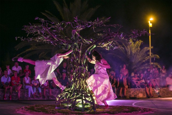 Sot de Ferrer acoge la única representación estival en Castellón de 'Olea', de la compañía local Visitants