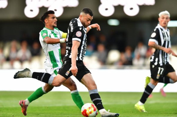 El Efesé recupera el sabor de la victoria con un gol de Chiki en el 89 