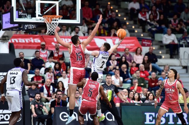 El UCAM CB arrolla al Surne Bilbao desde el triple y afianza el tercer puesto otra vez llegando a los 100