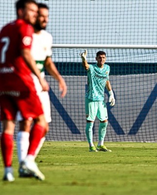 El 'overbooking' en la portería del Elche no tiene visos de resolverse a corto plazo