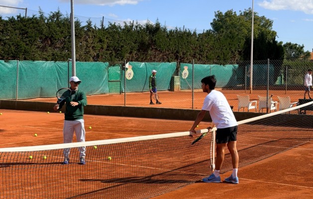 Un Domingo de Ramos en El Palmar: Carlos Alcaraz entrena en casa pensando en Montecarlo