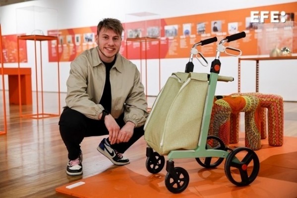 Un estudiante valenciano diseña un andador que también es carro de la compra: logra el interés de la alicantina Rolser
