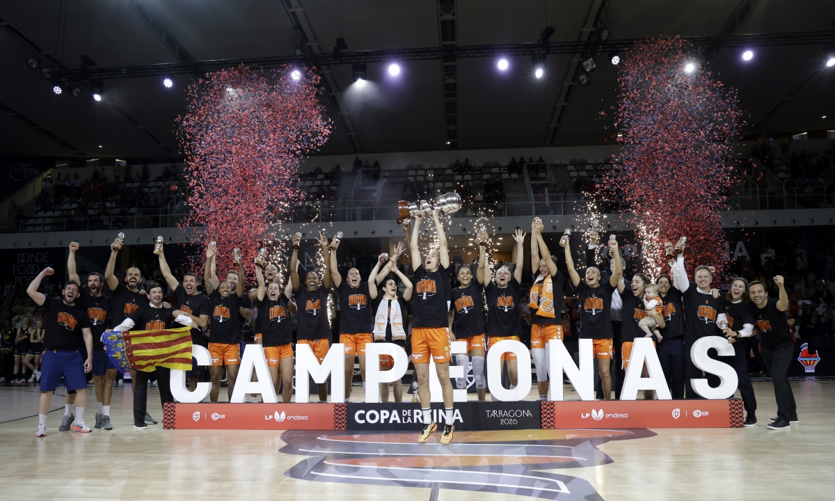 Llega el décimo título: Valencia Basket levanta la Copa de la Reina en Tarragona 