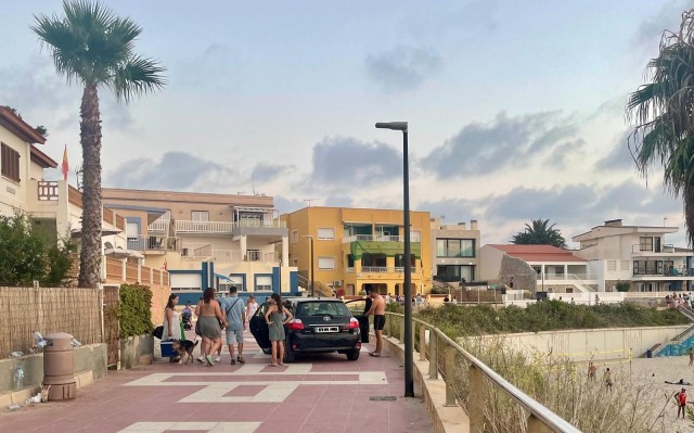No todo vale en Cabo de Palos... aunque sea fin de semana: desde coches mal aparcados a basura en las playas