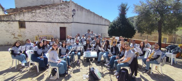La Banda de l'UJI ompli de música els carrers de la Serratella amb el programa 'De poble en poble'